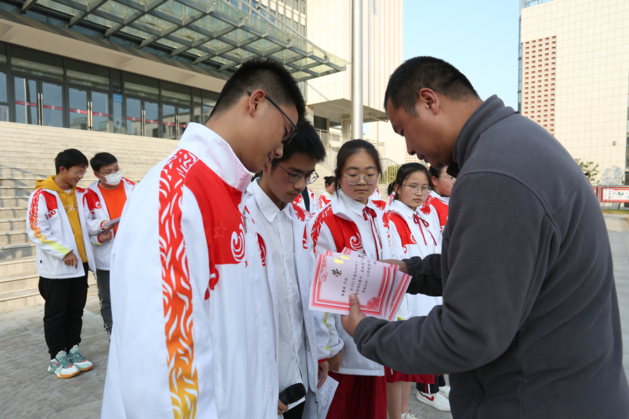 張帆主任為一等獎(jiǎng)選手頒獎(jiǎng).JPG